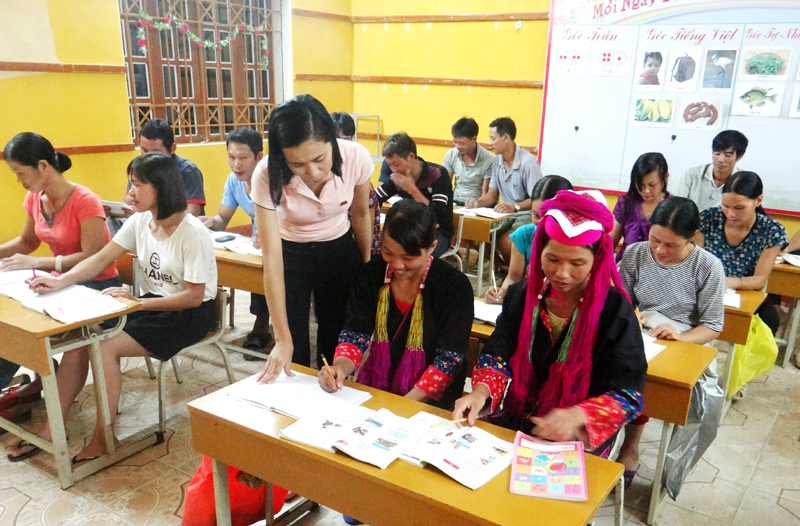 Một lớp học phổ cập xóa  mù chữ trong đó có nhiều phụ nữ DTTS theo học tại huyện Tiên Yên (Ảnh Phòng GD&ĐT huyện Tiên Yên)