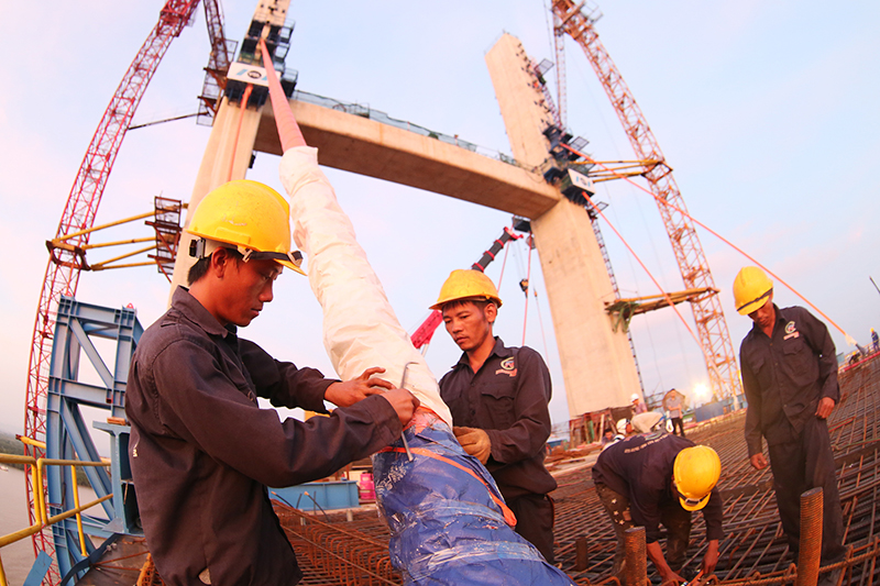 Dự án Cầu Bạch Đằng, đường dẫn và nút giao cuối tuyến có tổng mức đầu tư hơn 7.000 tỷ đồng theo hình thức BOT dự kiến hoàn thành trong quý II năm 2018. Đây là dự án góp phần hoàn thiện đồng bộ tuyến cao tốc Hà Nội – Hải Phòng – Hạ Long.