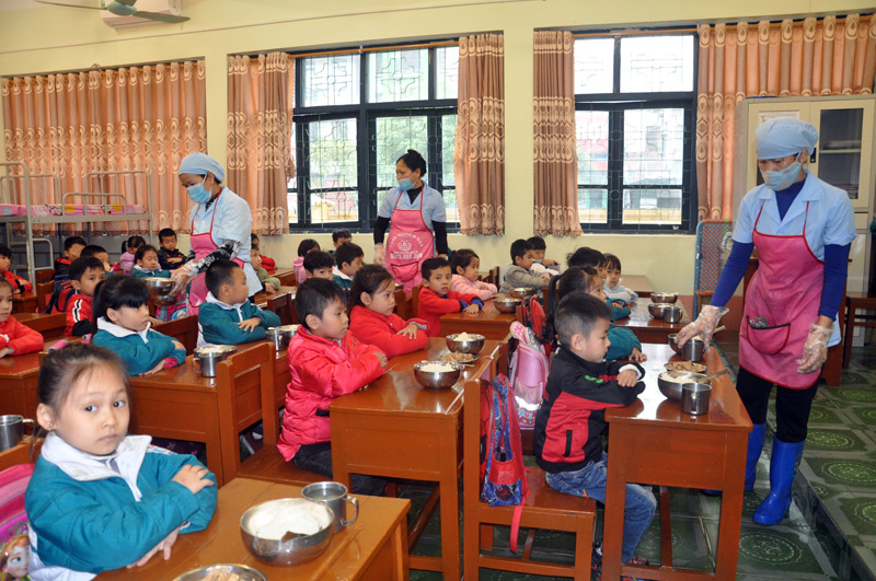 Nhân viên nhà bếp của Trường Tiểu học Đào Phúc Lộc chuẩn bị cơm trưa cho học sinh bán trú.