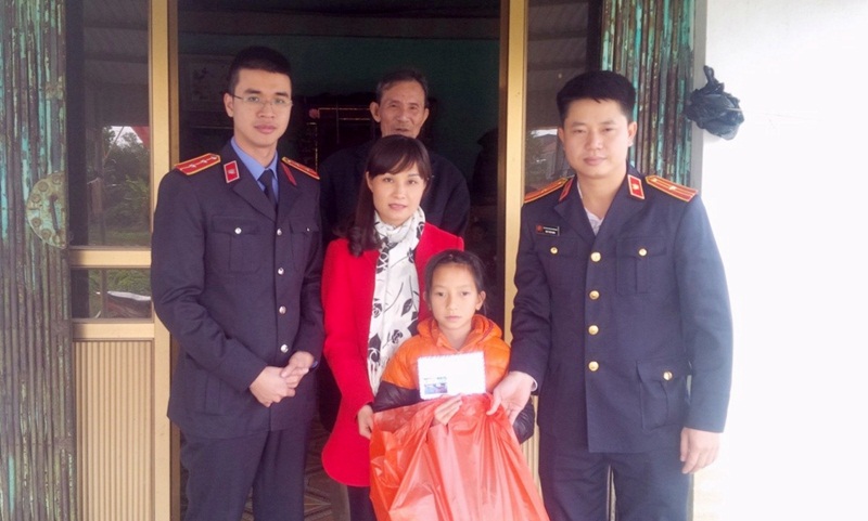 Đại diện công đoàn Cơ quan Viện KSND tỉnh tặng quà cho trẻ em nghèo trên địa bàn huyện Bình Liêu. (Ảnh: Đơn vị cung cấp)