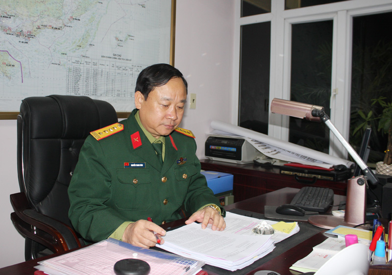 Đại tá Nguyễn Thanh Bình, Phó Chỉ huy trưởng Bộ CHQS tỉnh đang nghiên cứu tài liệu ..