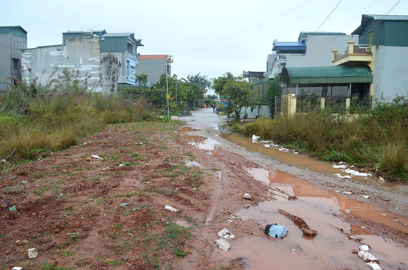 Con đường dẫn vào khu đô thị Km3 (thuộc khu 7, Phường Hải Yên, TP Móng Cái) luôn ngập ngụa rác và nhớp nháp mỗi khi trời mưa