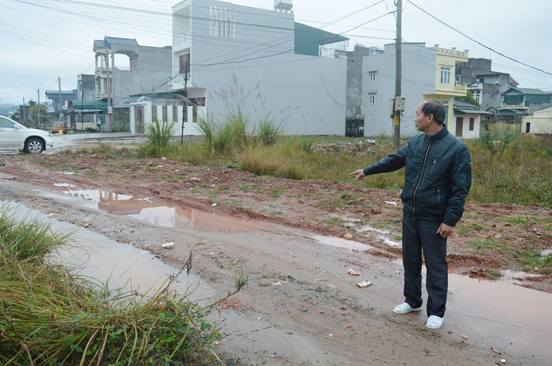 Mặc dù đã phải tự mua đất về để san lấp tạo đường đi bằng phẳng, an toàn nhưng con đường dẫn vào nhà ông Dương Hoài Bắc, khu 7, phường Hải Yên vẫn lầy lội, ổ trâu, ổ gà.