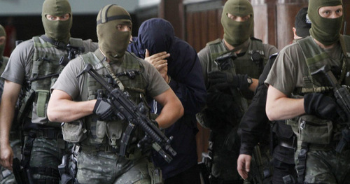 Điệp viên Mossad (giữa) bị lực lượng an ninh Ba Lan bắt giữ. Ảnh: Haaretz.