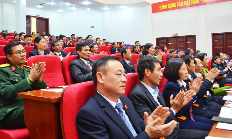  Các đại biểu dự Kỳ họp thứ 5, HĐND TP Uông Bí khóa XIX biểu dương kết quả đã đath được trong nămqua