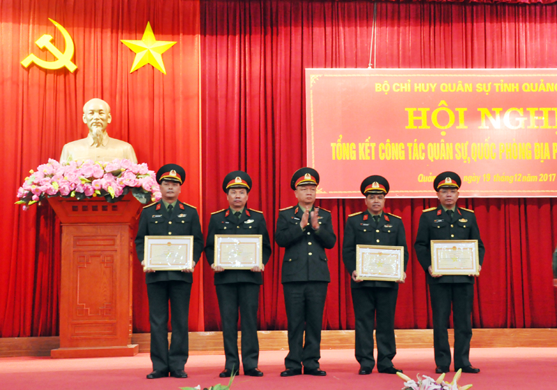 Thừa ủy quyền của Bộ Quốc phòng, Thiếu tướng Nguyễn Quang Ngọc, Phó Tư lệnh Quân khu 3 trao Bằng khen của Bộ Quốc phòng cho các tập thể, cá nhân có thành tích xuất sắc trong công tác QS-QP địa phương năm 2017. 