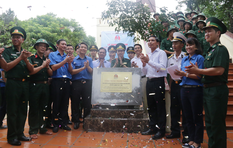 Gắn biển công trình thanh niên chào mừng Đại hội Đoàn TN tỉnh cho công trình đường dẫn, khuôn viên, Nhà lưu niệm Cột cờ chủ quyền Tổ quốc tại đảo Trần.