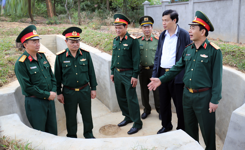 lãnh đạo Bộ Quốc phòng, tỉnh Quảng Ninh, Bộ CHQS tỉnh kiểm tra công tác chuẩn bị diễn tập KVPT tỉnh năm 2017 trước cuộc diễn tập. Ảnh: Lưu Linh.