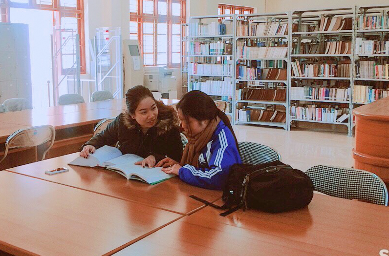 Nguyễn Thị Thu Hường (bên trái) cùng bạn ôn bài tại thư viện trường Đại học Hạ Long.