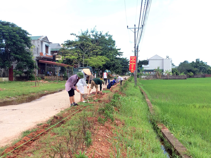 Người dân thôn Trại Dinh, xã Đầm Hà tích cực vào cuộc triển khai xây dựng thôn nông thôn kiểu mẫu.