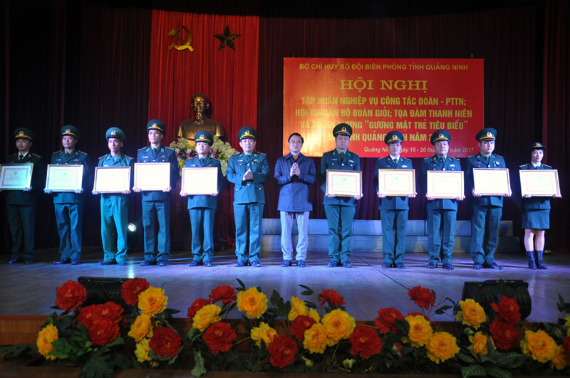 Lãnh đạo Bộ Chỉ huy Bộ đội Biên phòng tỉnh và Tỉnh Đoàn trao thưởng cho những gương mặt trẻ tiêu biểu trong đơn vị năm 2017
