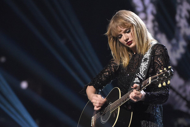 Taylor Swift sở hữu tài năng sáng tác, chơi nhạc cụ thiên bẩm.