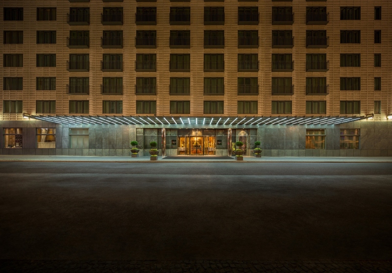 Theo Danh sách vàng của Condé Nast Traveler năm 2016, Regent Berlin được chọn là một trong những khách sạn tốt nhất thế giới. Phòng nghỉ xa hoa, ẩm thực đạt chuẩn Michelin cùng với phong cách bài trí phong phú và đồ nội thất theo truyền thống Biedermeier mang đến cho du khách cảm giác gần gũi và sang trọng.
