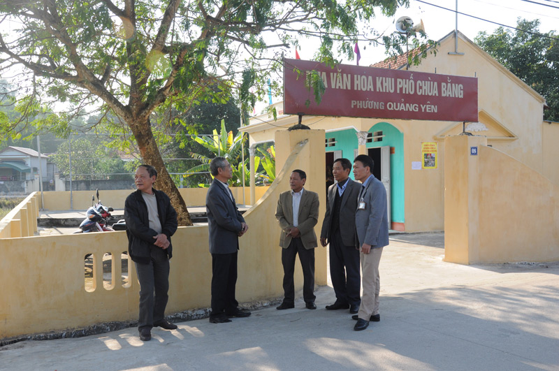 Đồng chí Nguyễn Ngọc Bảo, Phó phòng Nội vụ TX Quảng Yên ( đầu tiên bên phải sang) chia sẻ với các bác cao tuổi của khu phố Chùa Bằng, phường Quảng Yên