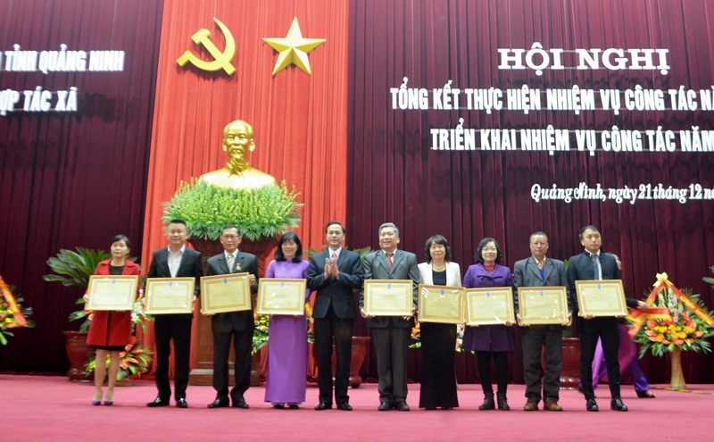 Đồng chí Nguyễn Mạnh Cường, Phó Chủ tịch Liên minh HTX Việt Nam tặng Bằng khen của Liên minh HTX Việt Nam cho các tập thể và cá nhân có thành tích xuất sắc trong phát triển kinh tế tập thể năm 2017.