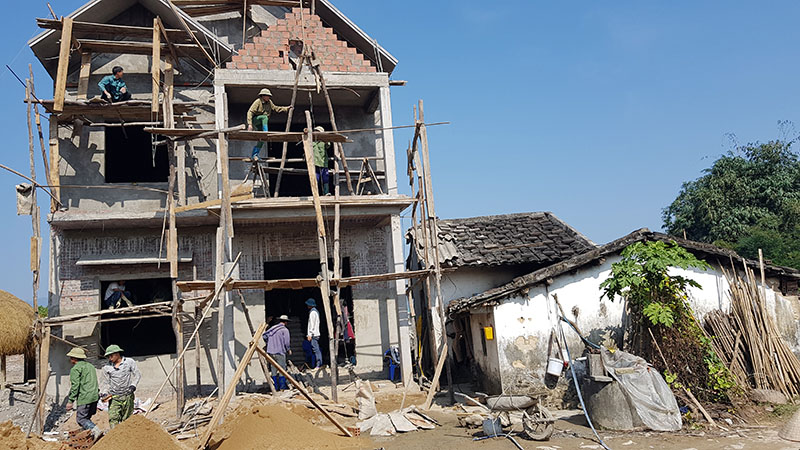 Ngôi nhà của Voòng Tắc Xanh, thôn Tân Đức, xã Quảng Tân đang được xây dựng. 
