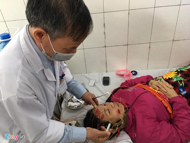 Bác sĩ Dương Văn Tâm điều trị cho bệnh nhân bị chứng méo mặt. Ảnh: HQ.