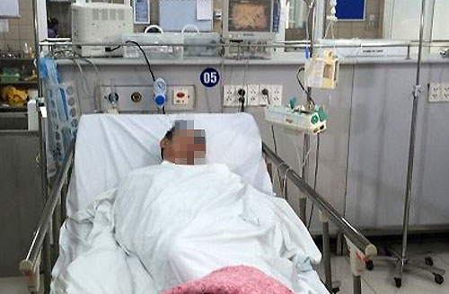 Bệnh nhân bị ngộ độc rượu, điều trị tại Bạch Mai. Ảnh: M.T.