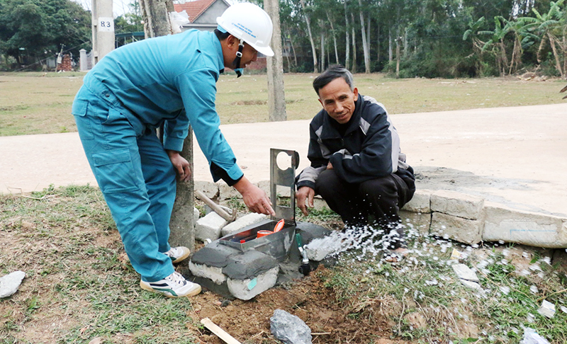 Công nhân Xí nghiệp Nước Quảng Yên lắp đặt đường ống nước sạch cho gia đình ông Vũ Văn Lượng, xóm Thùa, xã Tiền An (TX Quảng Yên).