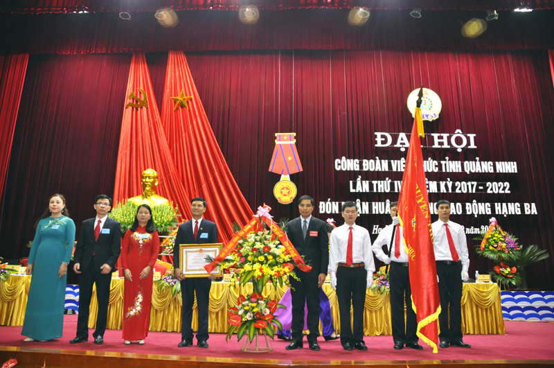 Thừa ủy quyền Chủ tịch nước CHXHCN Việt Nam, đồng chí Vũ Văn Diện, Phó Chủ tịch UBND tỉnh trao tặng Huân chương Lao động hạng Ba cho Công đoàn Viên chức tỉnh Quảng Ninh