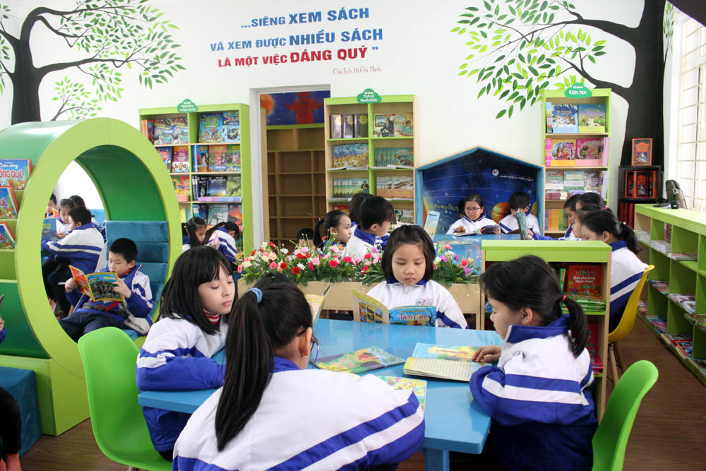 Trường Tiểu học Lê Hồng Phong (TP Hạ Long) mới được công nhận lại trường chuẩn năm 2017. Ảnh chụp học sinh nhà trường đang đọc sách tại thư viện.