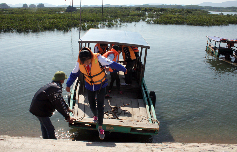 11 rưỡi trưa, các em học sinh ở thôn Đảo Hà Loan quay trở về nhà bằng chiếc đò máy khi nước đầy. 