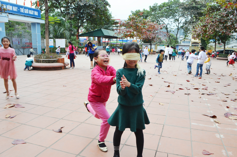 Học sinh Trường Tiểu học Quang Trung (TP Hạ Long) chơi đùa trong giờ ra chơi.