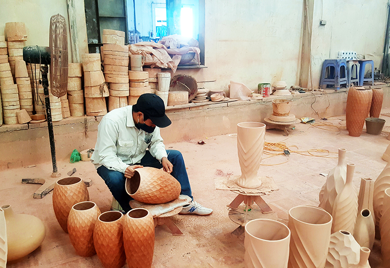 Đông triều vẫn còn lưu giữ nhiều làng nghề sản xuất gốm sứ thủ công truyền thống với những sản phẩm 