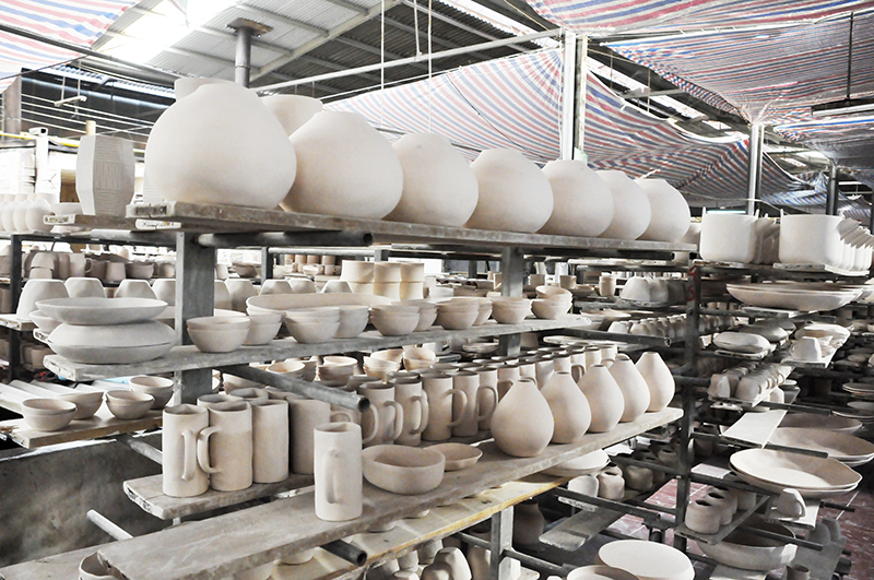 Ngoài ra, những sản phẩm gốm được sản xuất theo kiểu hiện đại cũng đang được chú trọng phát triển tại địa phương với những cơ sở sản xuất quy mô lớn như: Gốm sứ Quang Vinh, Gốm... sứ 