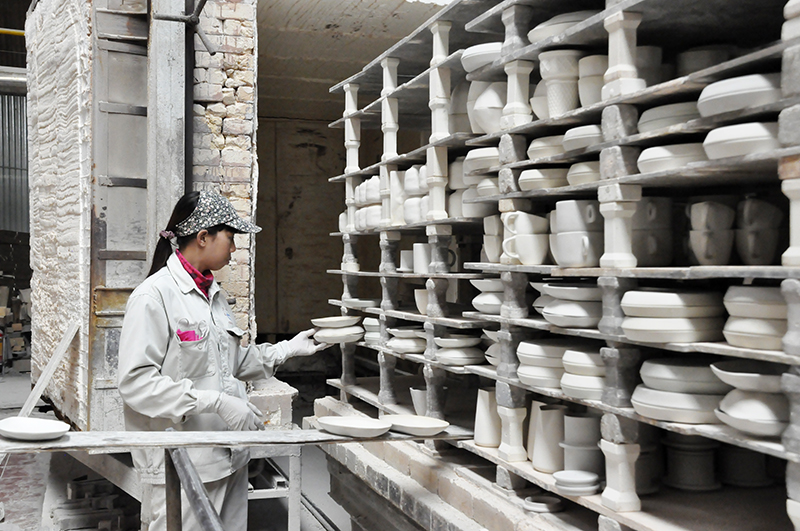 Các sản phẩm gốm sứ được sản xuất tại các lò gốm được nung ở nhiệt độ nhất định và kiểm duyệt chặt chẽ trước khi đưa vào lò nung.