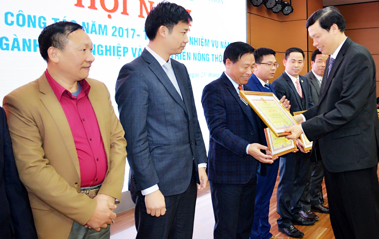 Đồng chí Nguyễn Đức Long, Phó Bí thư Tỉnh ủy, Chủ tịch UBND tỉnh khen thưởng cá nhân xuất sắc