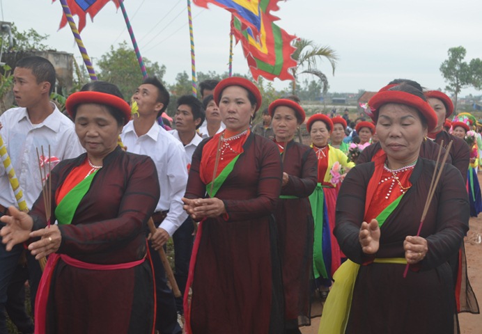 Các nghệ nhân múa hương trong lễ hội đình Vạn Ninh (Ảnh: Phạm Học).