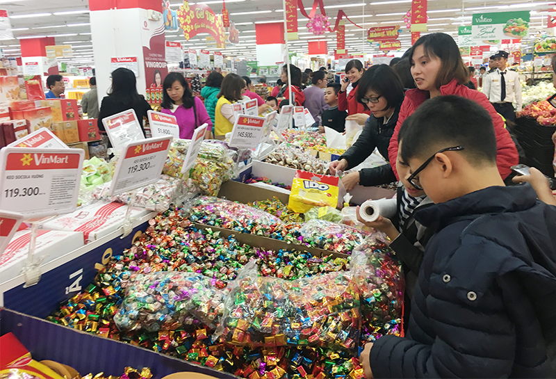 Các doanh nghiệp đã chủ động chuẩn bị dự trữ hàng hóa phục vụ người dân dịp cuối năm và Tết Nguyên đán (Trong ảnh: Người dân mua sắm tại siêu thị Vinmart)