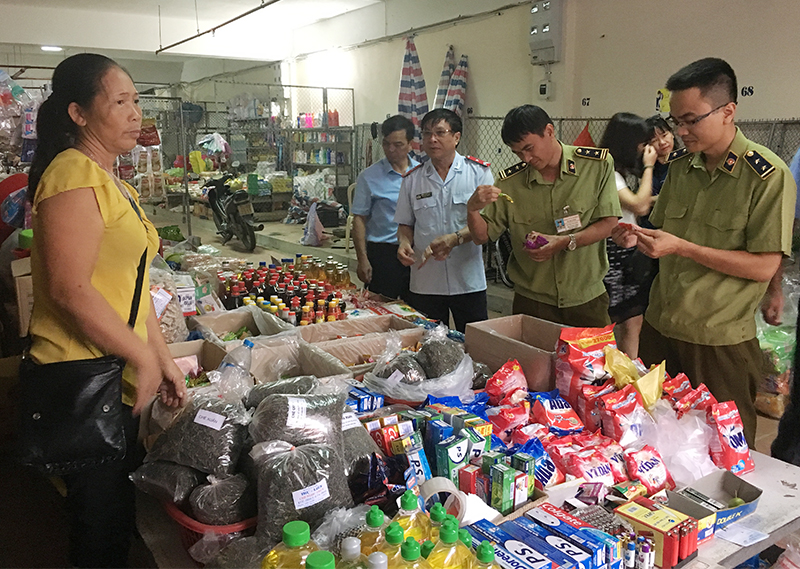 Đoàn liên ngành của tỉnh kiểm tra nguồn gốc hàng hóa tại chợ Trung tâm Bình Liêu, huyện Bình Liêu