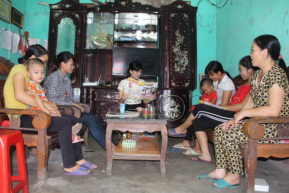Chị Hoàng Thị Vàng - cán bộ dân số biệt phái xã Hoành Mô tuyên truyền các chính sách dân số cho phụ nữ thôn Đồng Cậm, xã Hoành Mô. Ảnh: Hoàng Gái
