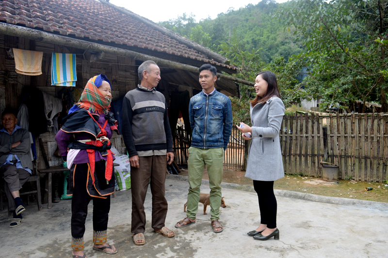 Cán bộ xã và thôn đến thăm hỏi tình hình hộ nghèo ông Triệu Quay Cao, thôn Nà Làng, xã Đồn Đạc, huyện Ba Chẽ. 