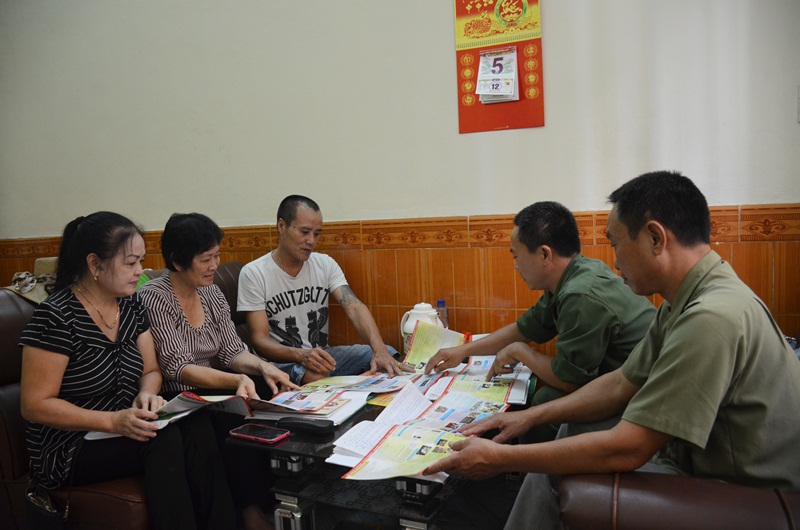 của Đội hoạt động xã hội tình nguyện phường Cửa Ông, TP Cẩm Phả đang tuyên truyền, hướng dẫn 