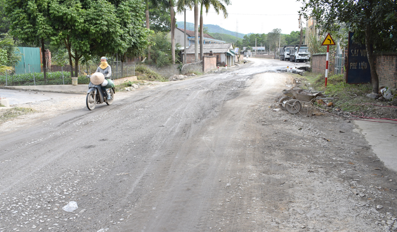 Đoạn đường thôn Tân Tiến bị bong tróc lớp nhựa và trở thành đường đất  