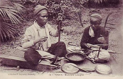 2 nghệ nhân chơi đàn bầu tại Việt Nam vào đầu thế kỷ XX