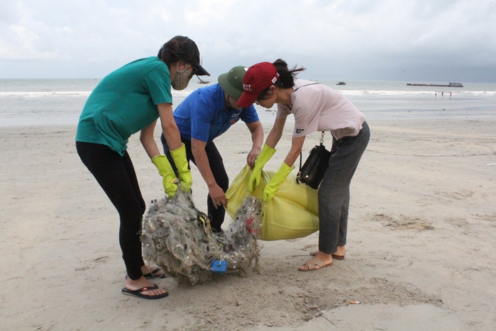 Người dân Cô Tô dọn rác, làm sạch bãi biển.