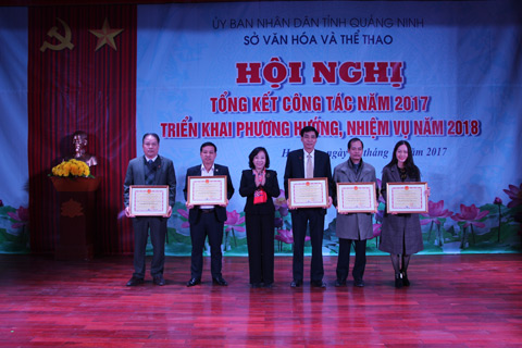 Đồng chí Vũ Thị Thu Thủy, Phó Chủ tịch UBND tỉnh tặng Bằng khen cho các tập thể, cá nhân có thành tích xuất sắc trong năm 2017