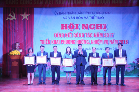 Thừa ủy quyền của Bộ trưởng Bộ VH-TT, đồng chí Đỗ Khánh Tùng, Phó Giám đốc Sở VH-TT tặng Bằng khen cho các tập thể, cá nhân có thành tích xuất sắc trong năm 2017
