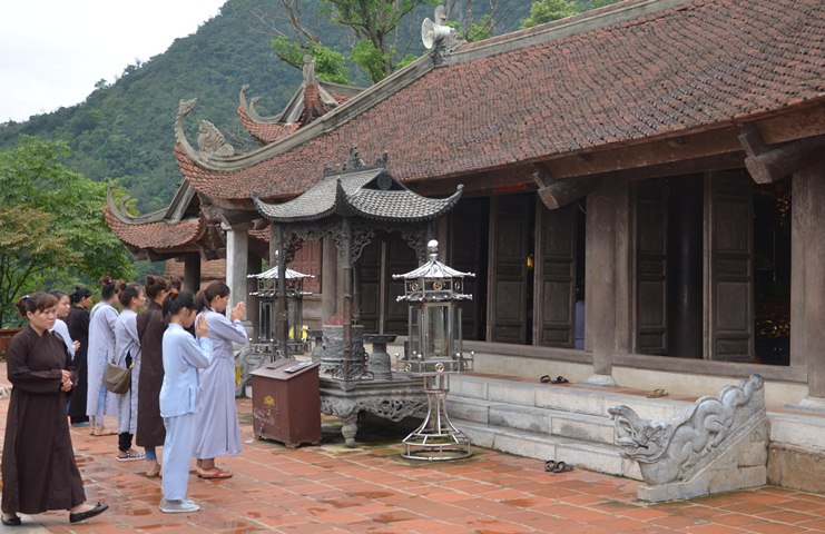 Phật tử lễ chùa ở Yên Tử.