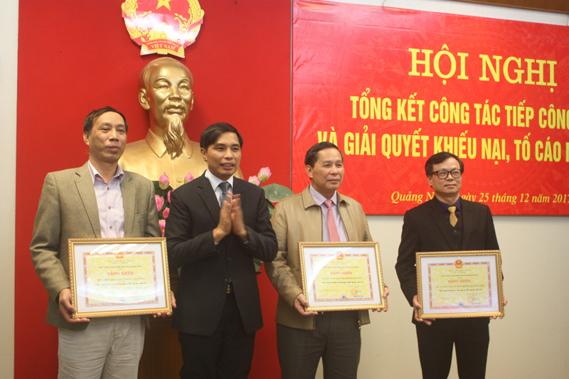 Phó Chủ tịch UBND tỉnh Vũ Văn Diện trao Bằng khen của Chủ tịch UBND tỉnh cho tập thể, cá nhân có thành tích xuất sắc trong công tác tiếp dân, giải quyết KNTC năm 2017.