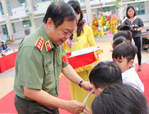 Thượng tướng Phạm Dũng thừa ủy quyền của Phó Thủ tướng thường trực Chính phủ trao học bổng cho học sinh nhà trường.
