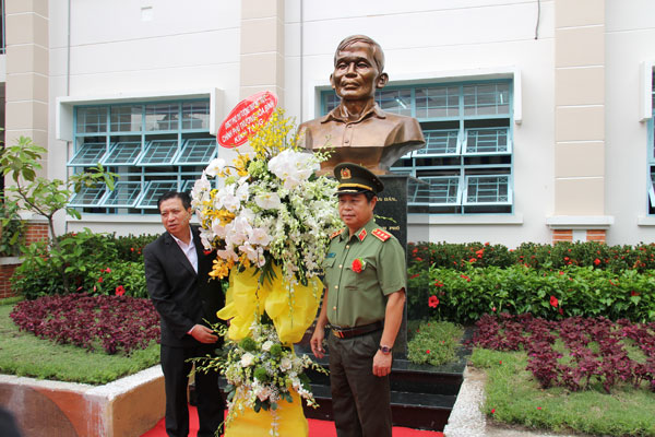 Thượng tướng Phạm Dũng dâng hoa trước tượng đài anh hùng liệt sỹ Hoàng Minh Đạo.