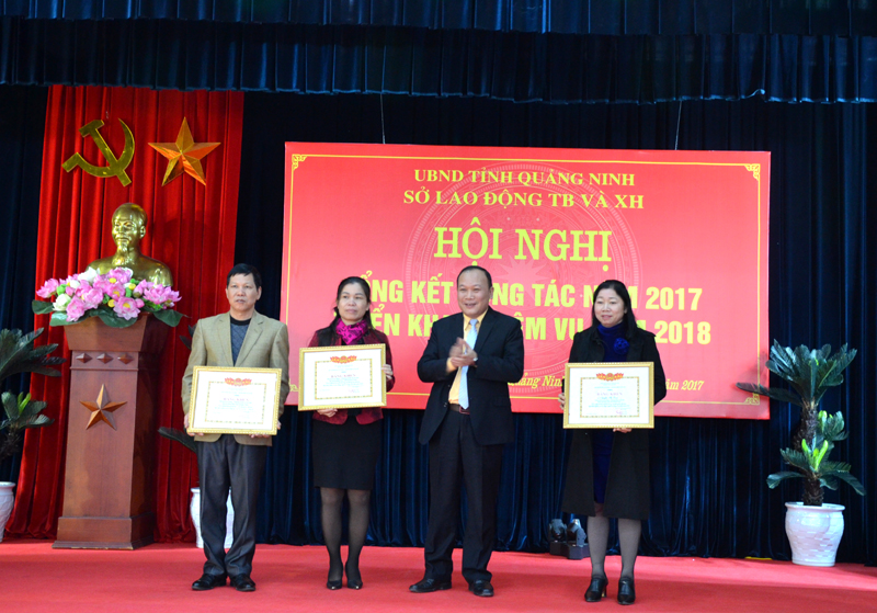 Đồng chí Nguyễn Hoài Sơn, Giám đốc Sở LĐ,TB&XH trao tặng Bằng khen của Bộ LĐ,TB&XH cho các tập thể, cá nhân có thành tích xuất sắc nhiệm vụ lao động và người có công năm 2017 
