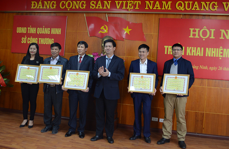 Đồng chí Lê Quang Tùng, Ủy viên dự khuyết BCH Trung ương Đảng, Phó Chủ tịch UBND tỉnh tặng bằng khen của UBND tỉnh cho các cá nhân, tập thể có thành tích xuất sắc
