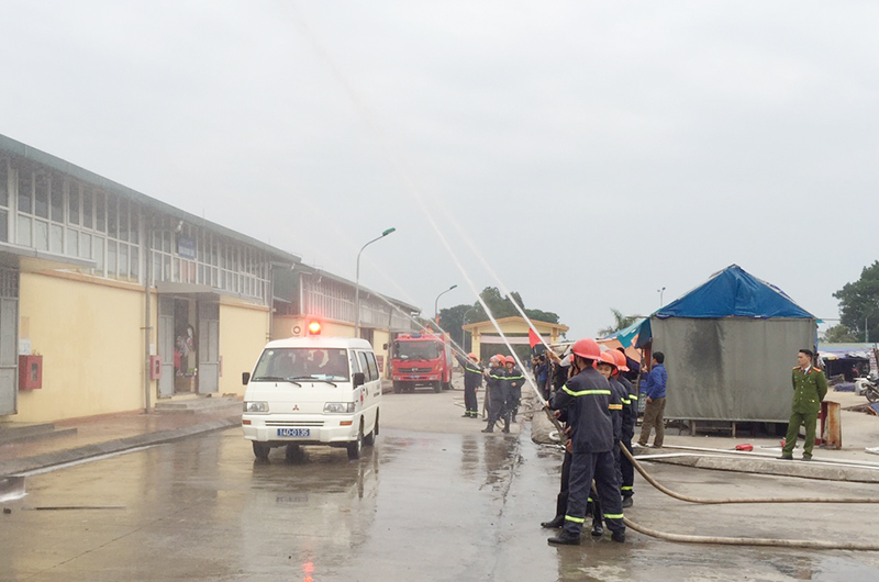 Lực lượng tham gia phòng cháy, chữa cháy trong buổi thực tập.
