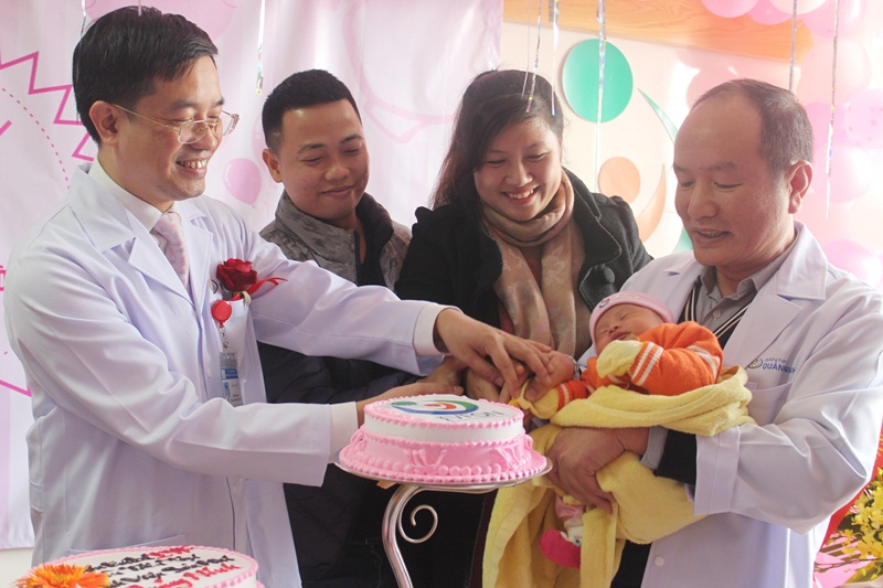 Lãnh đạo bệnh viện Sản Nhi chào đón em bé đầu tiên ra đời bằng phương pháp thụ tinh trong ống nghiệp (IVF)